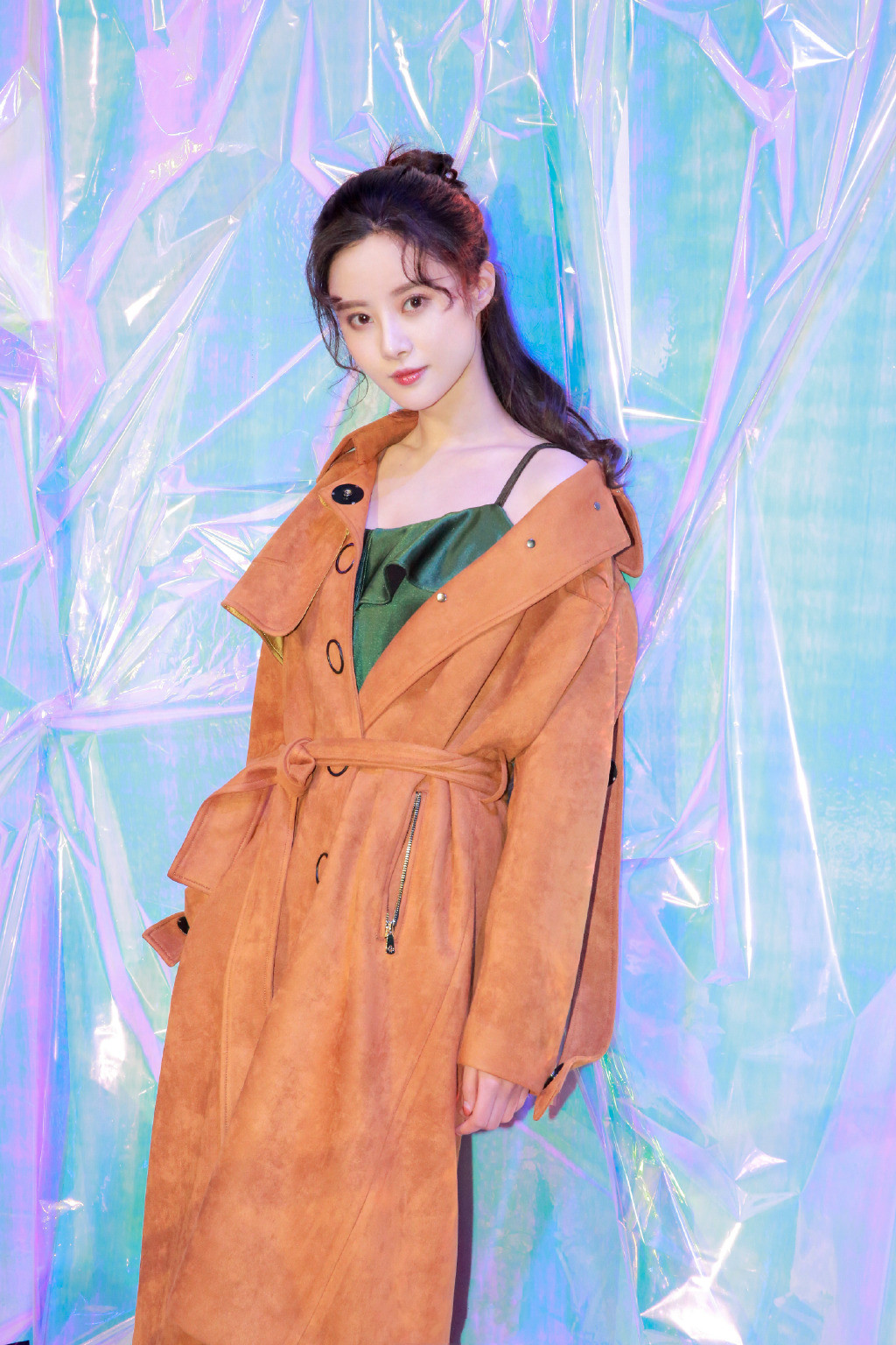 李光洁小娇妻真会穿,大衣"穿一半露一半",美成升级版鞠婧祎_隋雨蒙