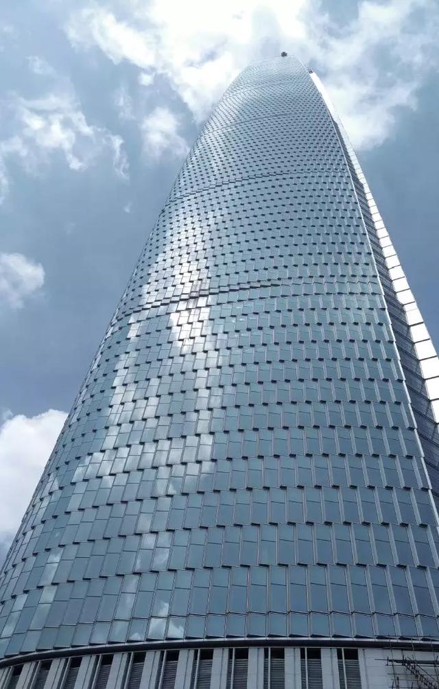 武汉第一高楼武汉中心大厦形如帆船