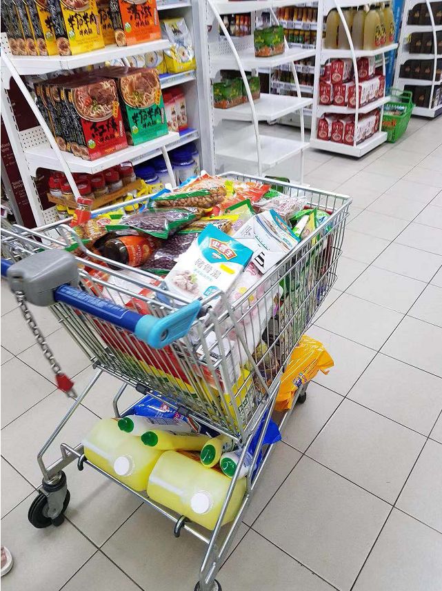 视频疯传!饮料喝一口再放回超市货架,新加坡警方出手了!