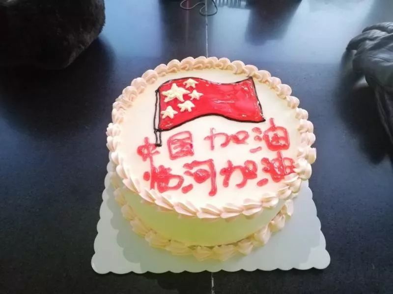 从车上搬下一箱苹果,两箱酸奶,放进岗亭里,他又从车上提下来一个蛋糕