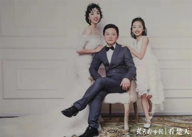 丈夫援疆女警奋战抗疫一线,她微信指导女儿热饭热菜_陈菲