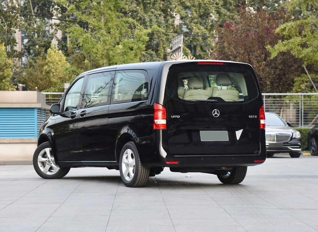 20多万买的奔驰大面包,除了车标还有啥?只能算是半成品