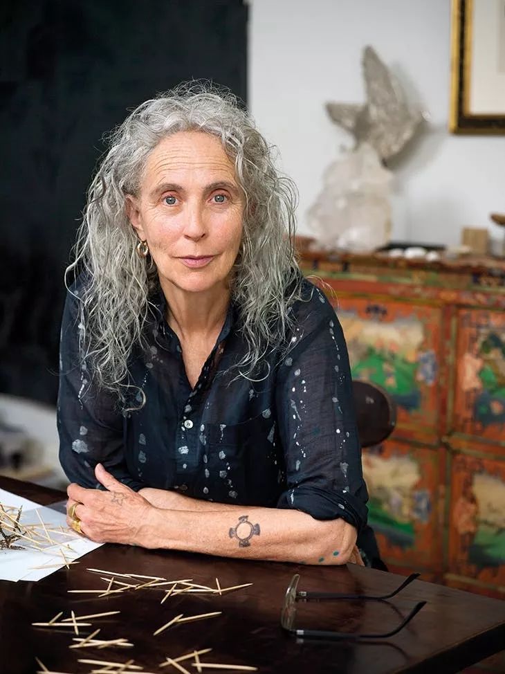 奇奇·史密斯(kiki smith)然而,奇奇所关注的及想要引领大众所关注