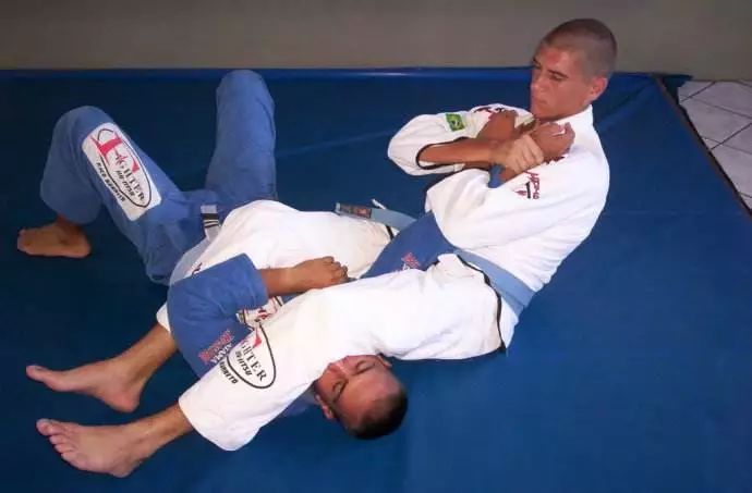 粗暴有效来看一下柔术大师的飞身十字固教程