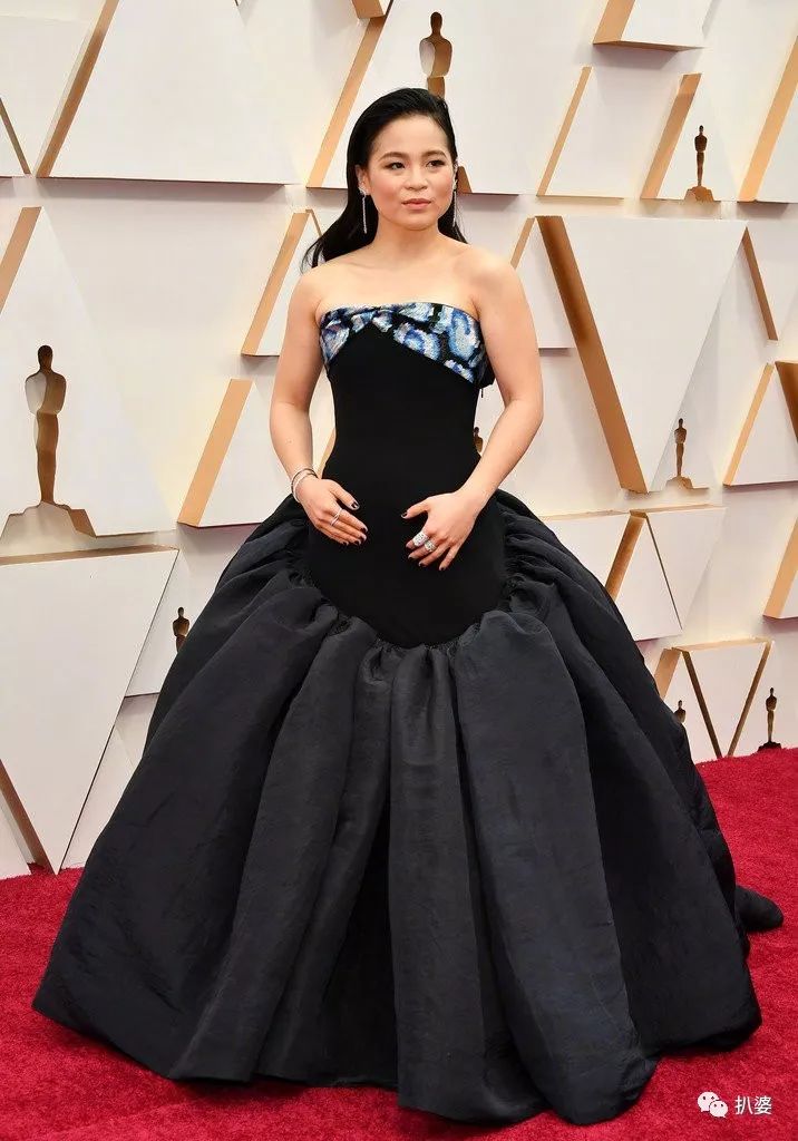 黑色环保塑胶袋似的大裙摆我也看不懂.