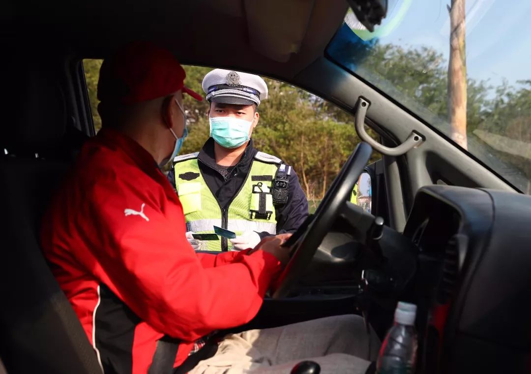 文昌交警设卡点对入城区车辆逢车必检一般车辆半分钟内检毕通过