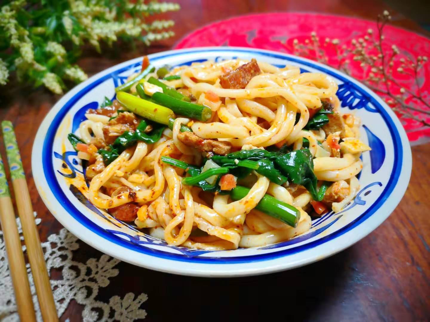 【拉条子】食材:面粉2碗,清水适量,盐1小勺.