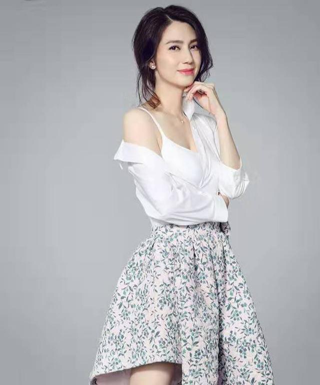 原创48岁洪欣造型终于选对了微卷发配毛衣美成28岁皮肤白皙好少女