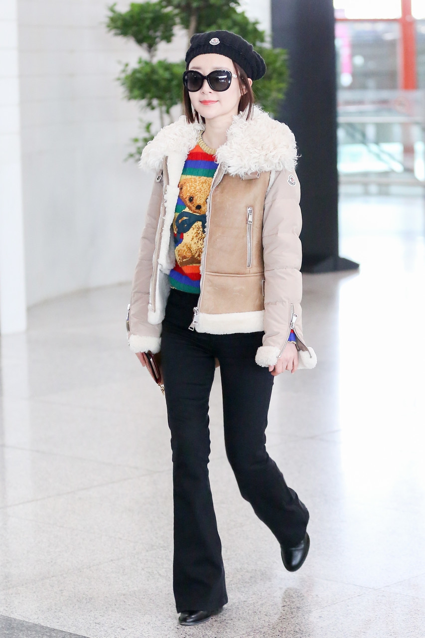 舒畅身穿贵气十足的抹胸礼裙,却在脖子上系一条黑带?