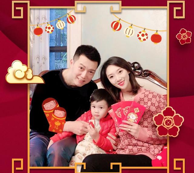 从照片可以看到,元宵佳节张晨与妻子李杨,儿子小奥运对着镜头露出了
