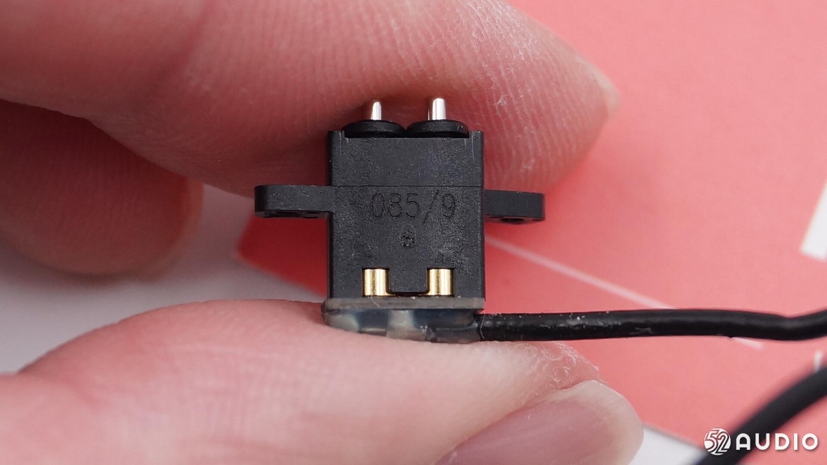 加热小心去除电路板上的封胶,同时胶的粘性也带走了芯片上的丝印覆膜.