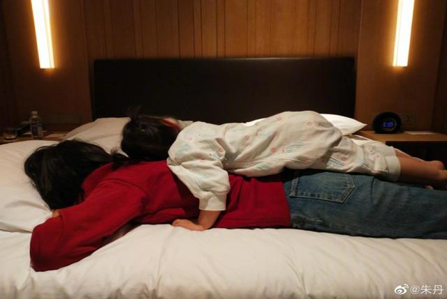 朱丹一家被困酒店情人节送礼漏掉周一围回应不应该他送我吗