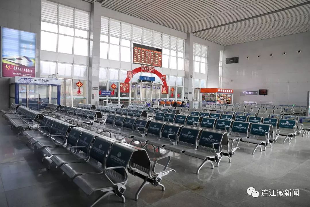 莲荷路凤园社区精心布置的元宵花灯独自在夜幕下闪烁回想着往日的喧嚣