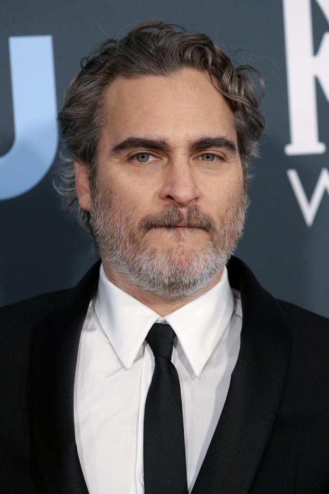 获最佳男主角,成为第二个凭"小丑"这个角色获奥斯卡小金人的演员