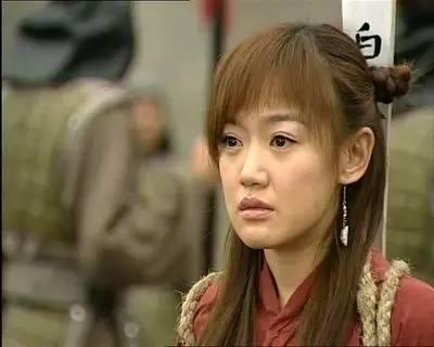 《我爱河东狮》中的女二号白水心,也是典型的小女孩儿,暗恋才高八斗