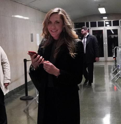 原创特朗普儿媳一身黑色大衣真飒气场和伊万卡一样这家人都太厉害