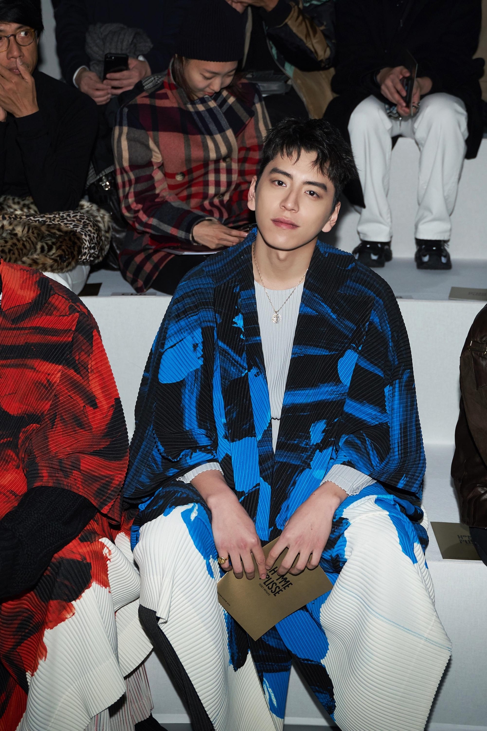 王大陆受邀出席三宅一生2020秋冬男装大秀,身穿湛蓝色和风外套,跳跃玩