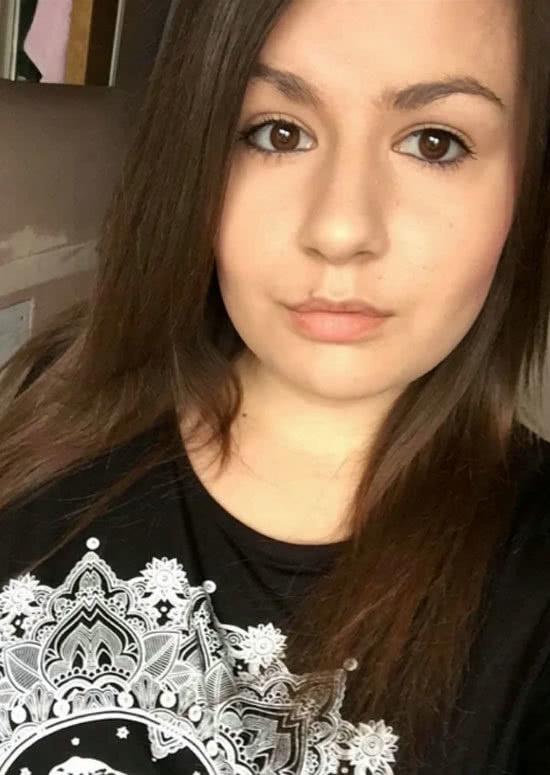 19岁英国女孩肚子迅速隆起停经晨吐似孕期却是双胞胎大小囊肿