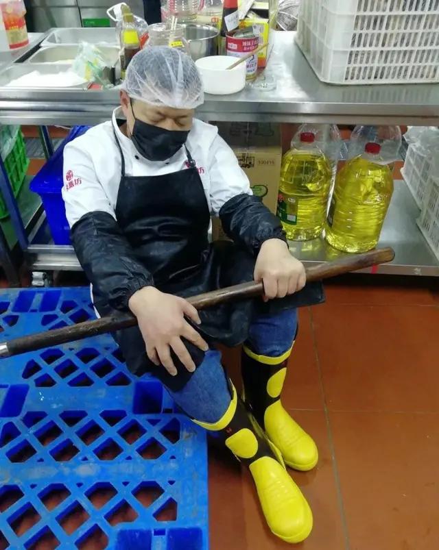 为给医院送餐,武汉一餐饮员工累到做饭睡着