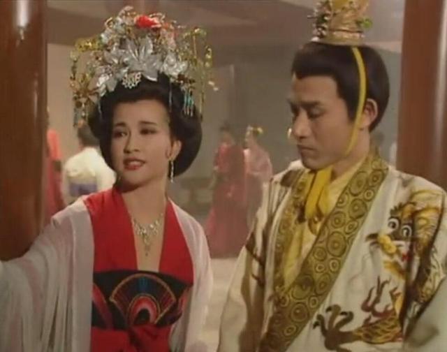 于是唐高宗便安排唐中宗和武则天控制皇权,唐中宗在宰相裴炎的辅佐下