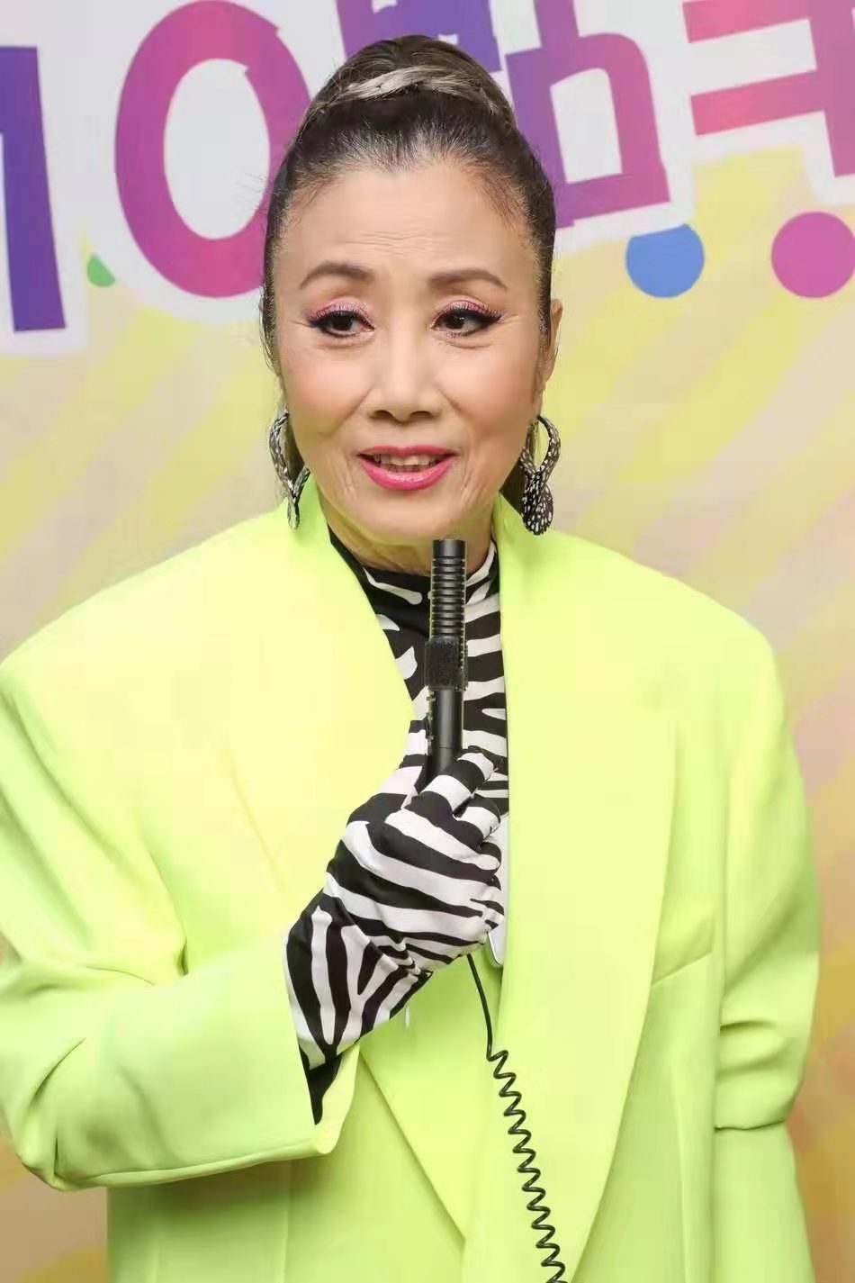 原创73岁汪明荃真是不服老穿健美裤秀多肉身材脚踩两根针太拼了