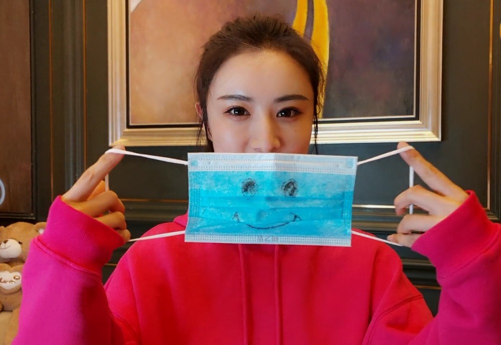 原创薇娅手画的"抗疫微笑口罩"火了!看她戴上后,不愧是主播第一美