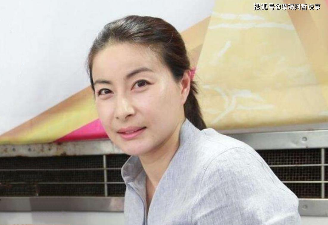 原创42岁伏明霞近照,身材发福明显住过亿豪宅,67岁老公骨瘦如柴