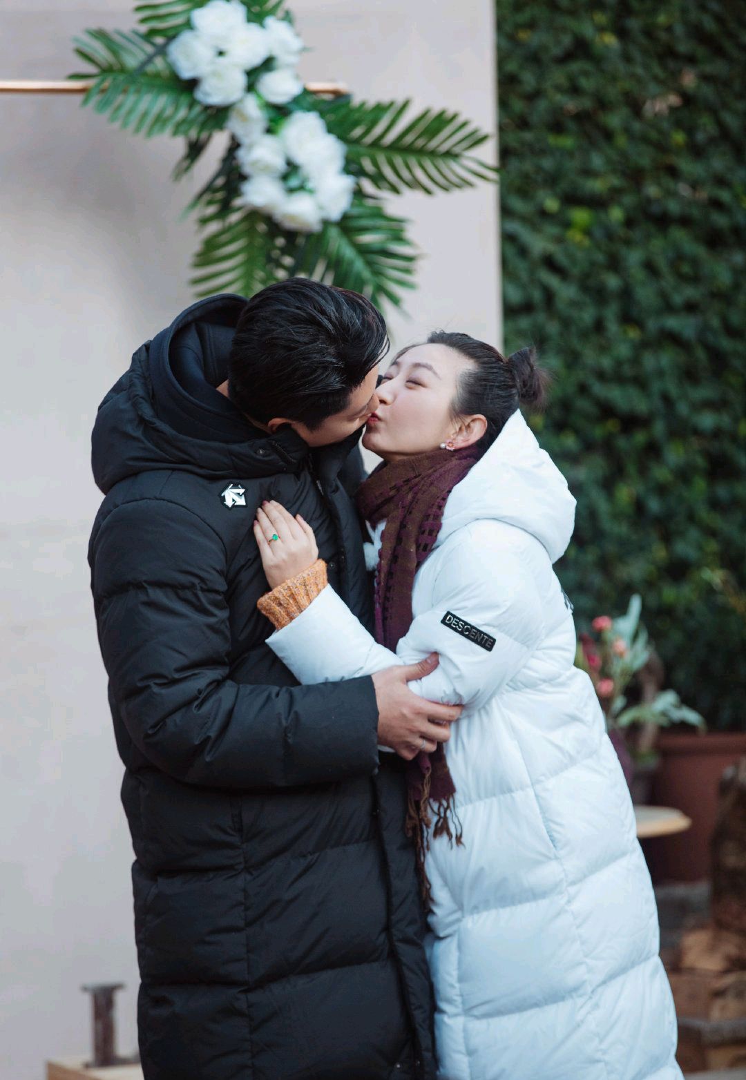 唐一菲和凌潇肃同框好甜穿白色羽绒服配长款驼色针织衫很减龄