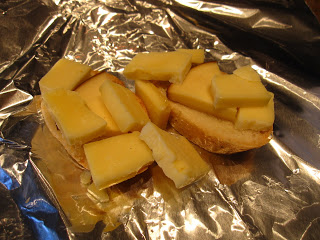 把所有剩下的起司块堆叠在面包上切片的法国面包,直接铺在锡箔纸上