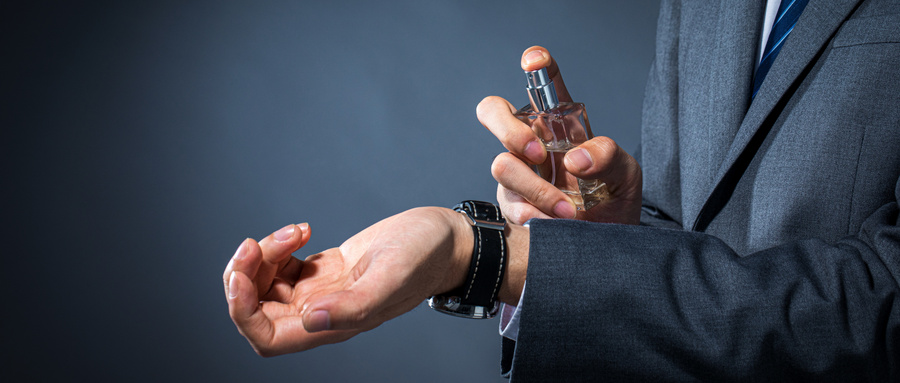 从前就看人试喷香水的时候总是喷在手腕内侧,可是男人这样好像很别扭.