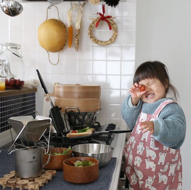 日本美食博主晒3岁女儿下厨照片俨然变身小小料理大王网友别人家的女