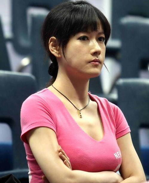 39岁台球女神依然单身,比潘晓婷还要美,择偶条件低,不用很有钱_何心如