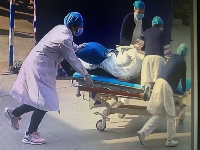 危急时刻26分钟成功抢救心脏骤停男子