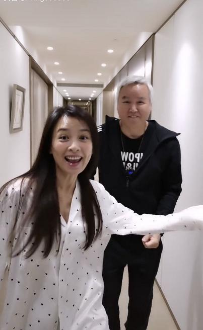 张庭与老公在家自嗨一身睡衣太贴身真不相信她今年49岁了