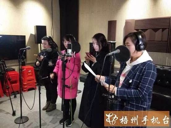 黎显义,菲菲(由左至右)参与歌曲录制的小朋友梧州市广播电视台主持人