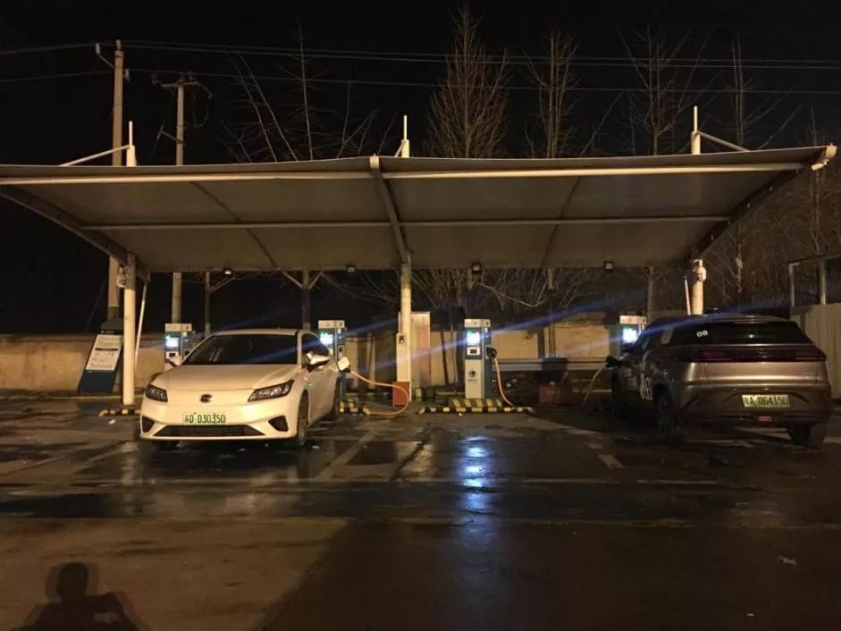 充电站内碰到了一辆 aion s表显剩余 178 km「大溪河服务区」-「蚌埠