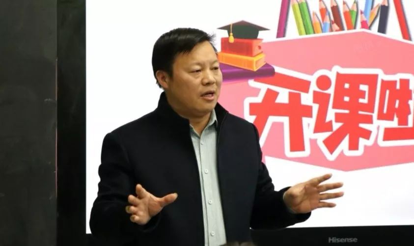 榜样力量之薛国利战疫中勇当开路先锋的教务主任