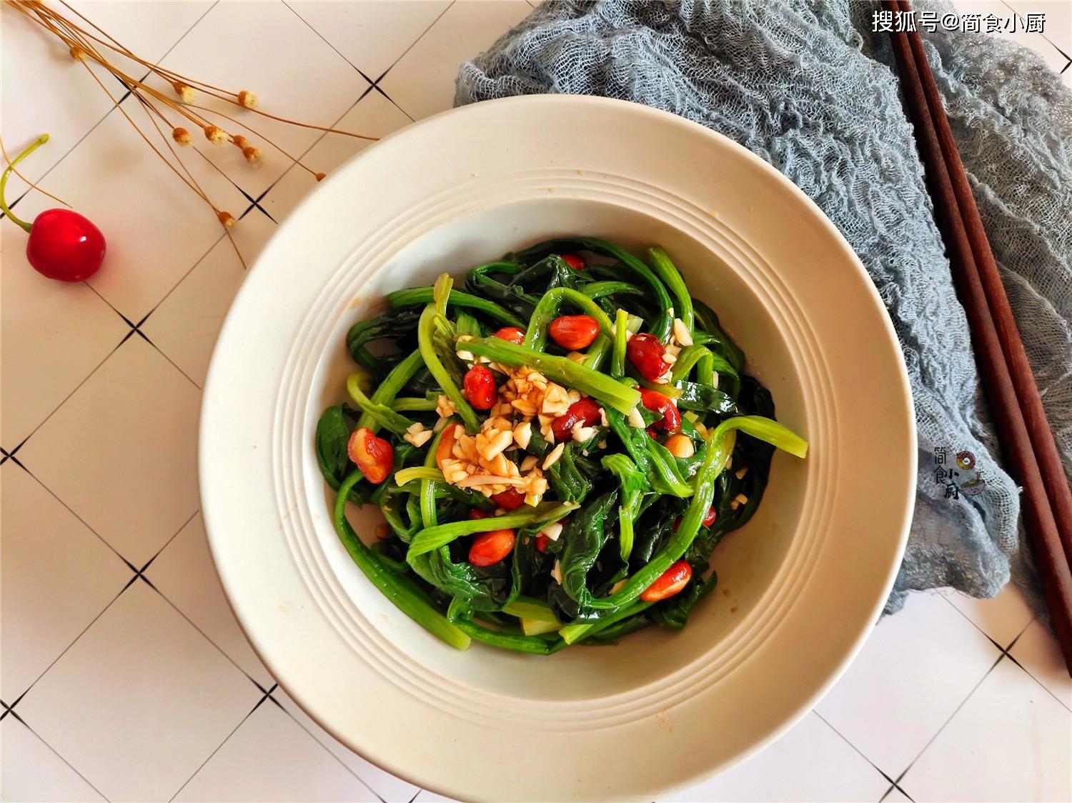 焯烫后的菠菜口感不再发涩,花生仁香脆可口,大鱼大肉吃腻了,相信来一