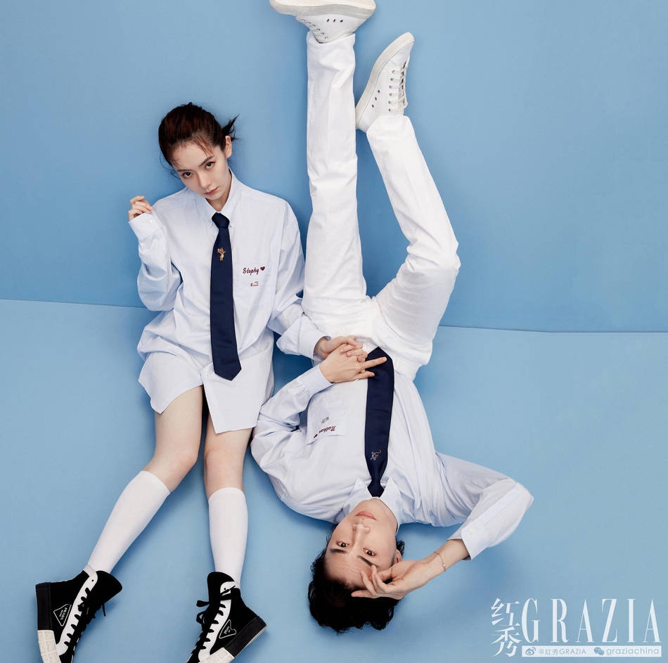 戚薇与老公李承铉 身穿情侣款衬衫温情可爱