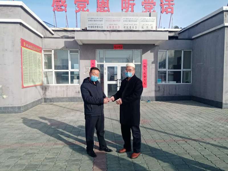 谢盼,唐富潮,黄生福,柴玉山等人纷纷出力,为村委会捐赠矿泉水,方便面