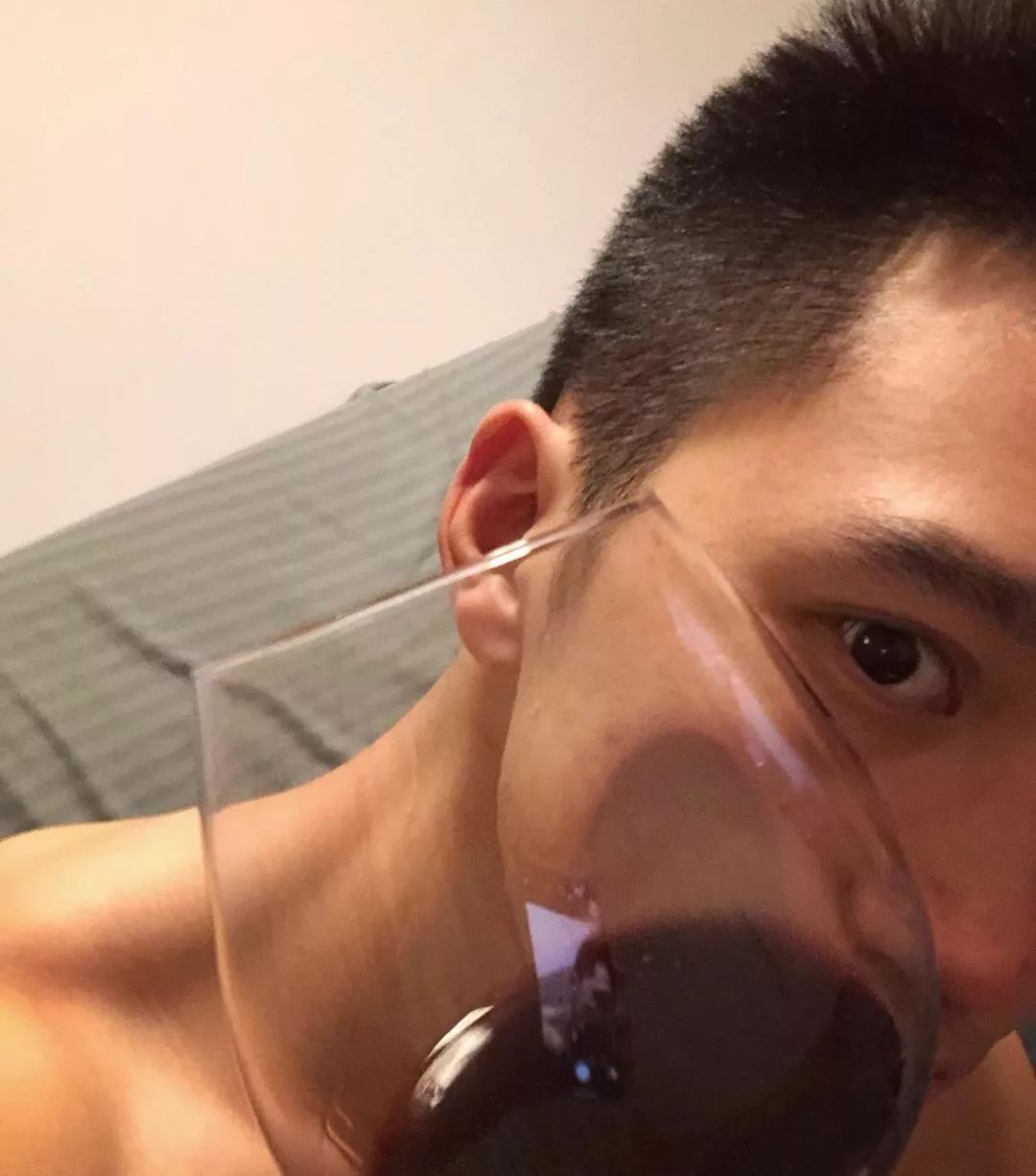 正装男草坪扒衣蒙眼照被疯传