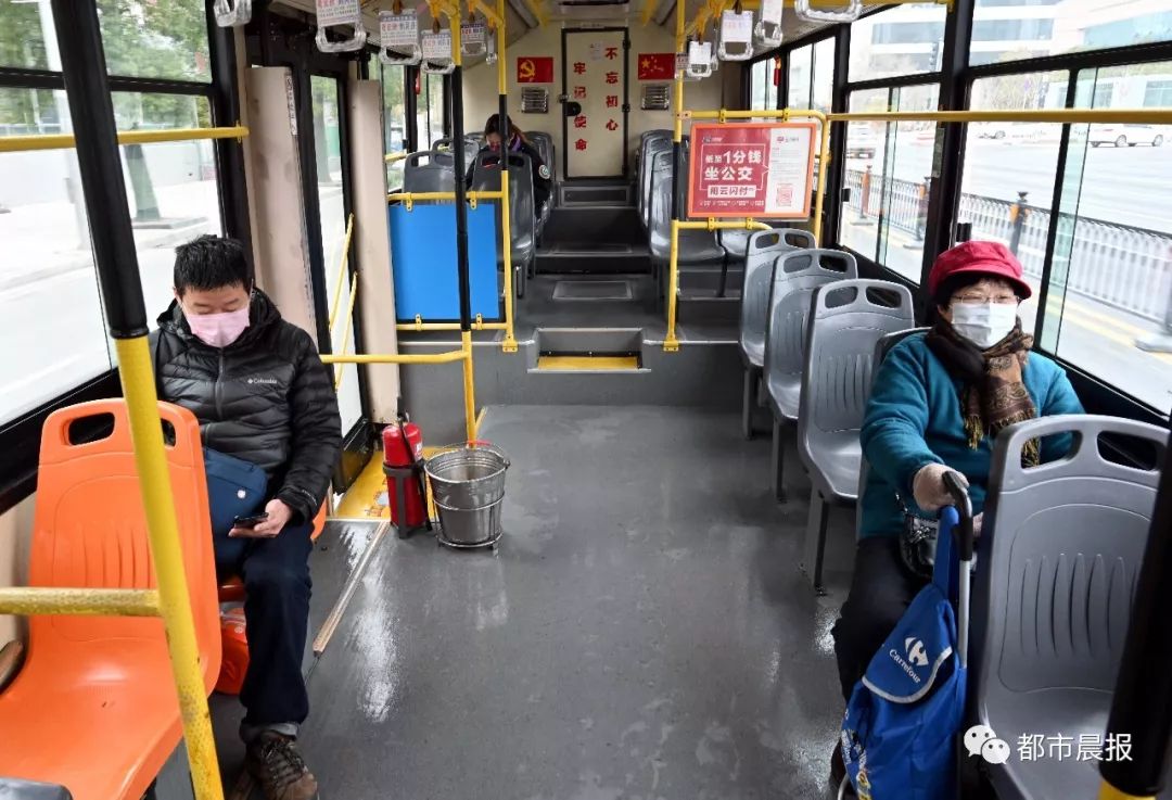 先测体温再上车徐州部分公交恢复运营首日体验