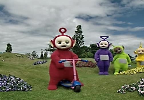 天线宝宝天线宝宝小坡骑滑板车真开心