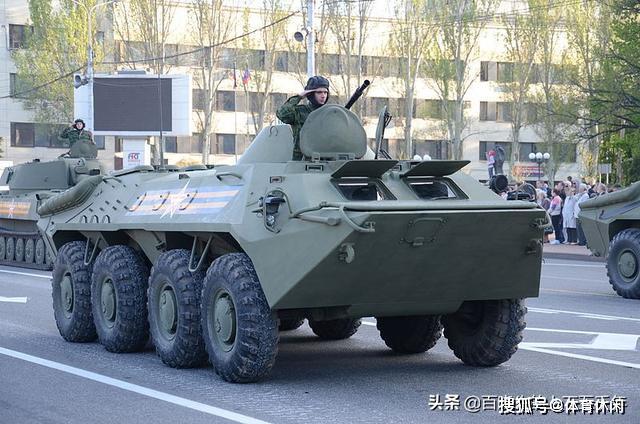 2015年卫国战争胜利阅兵式上的btr-70btr-70装甲输送车是在btr-60装甲