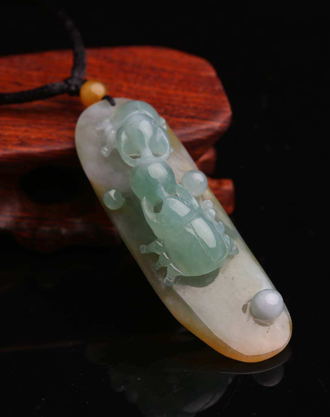 在创作方面,翡翠螳螂的款式以