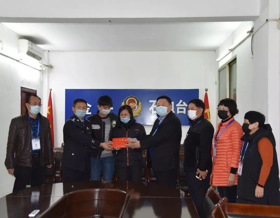理事长郑康宏和市局政治处,治巡支队领导前往金平区石炮台派出所慰问