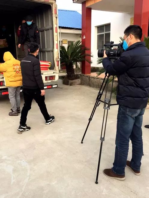 直击一线最美战疫人记者你的背影也很美