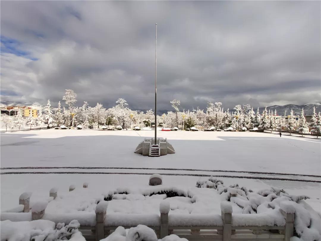 原创太漂亮啦云南曲靖会泽县茚旺高级中学静谧的雪景