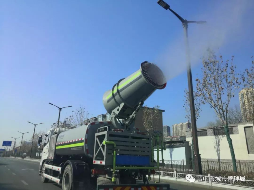 雾炮车变身"消毒神器"!