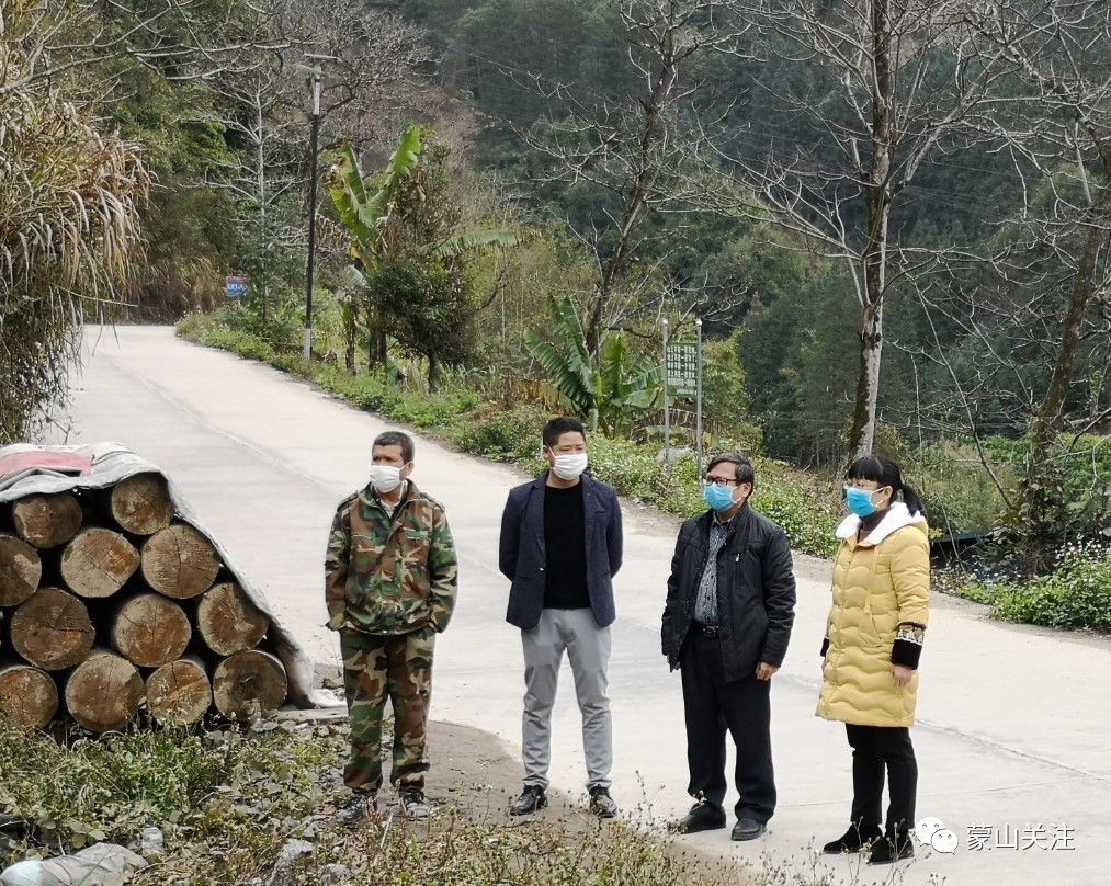 县领导陆艺罡带队到金秀县忠良乡协调处理网传垃圾污染问题